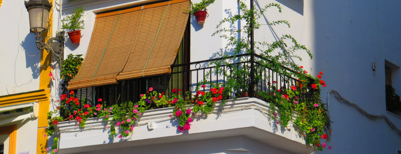 Czym osłonić balkon — praktyczne rozwiązania dla komfortu, prywatności i stylu