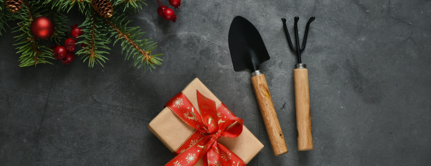 kobieta siedząca na tarasie z prezentami pod choinkę kupionymi na Black Friday
