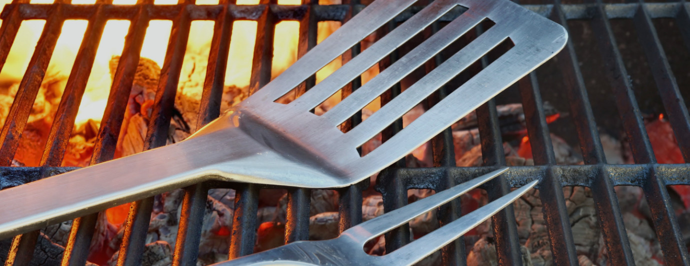 akcesoria do grilla ułożone na grillu