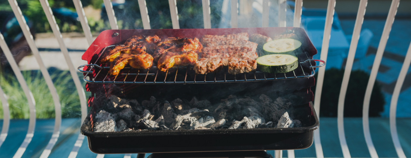 mały grill ustawiony na balkonie w bloku