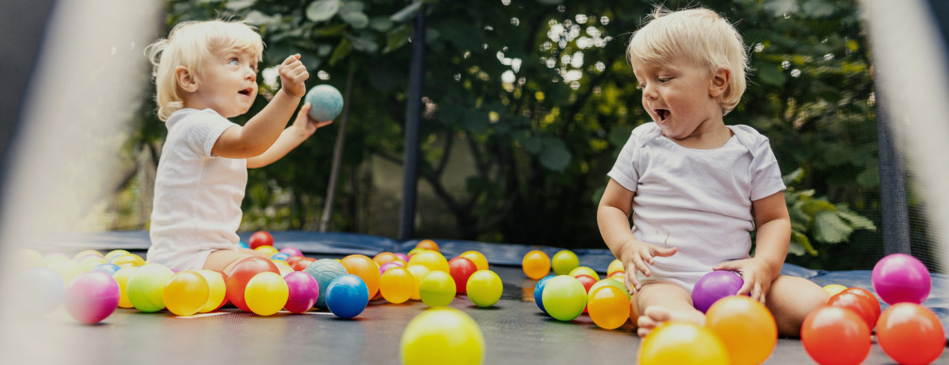 Zabawy i ćwiczenia na trampolinie ogrodowej 
