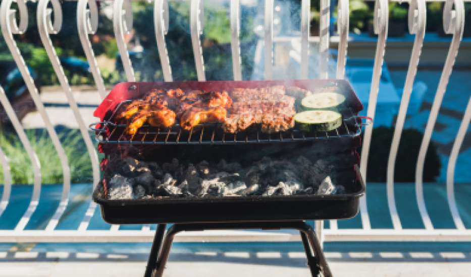 mały grill ustawiony na balkonie w bloku