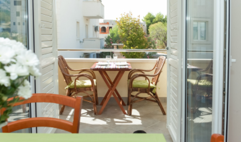 Stylowy balkon w bloku: na jakie style aranżacyjne warto zwrócić uwagę?
