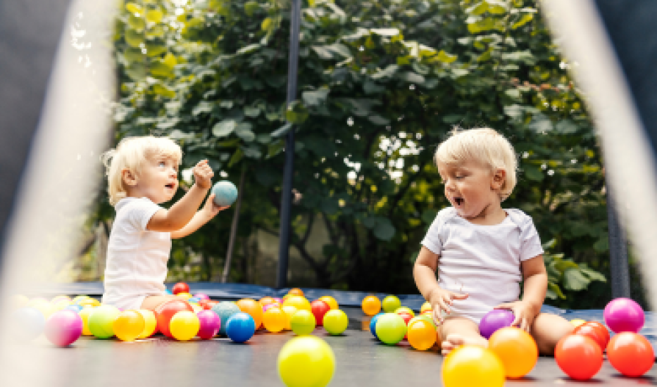 Zabawy i ćwiczenia na trampolinie ogrodowej