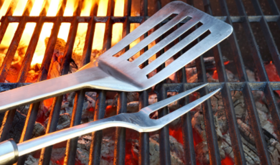 akcesoria do grilla ułożone na grillu