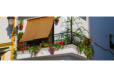 Czym osłonić balkon — praktyczne rozwiązania dla komfortu, prywatności i stylu