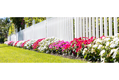 Jak efektywnie wykorzystać przestrzeń przy płocie w ogrodzie: Praktyczne porady i inspiracje