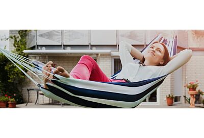 Leniwe popołudnie w ogrodzie – leżaki i hamaki