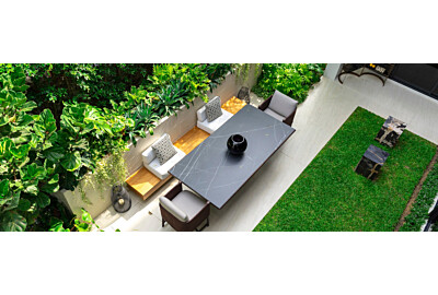 Ogród przy płocie a mała przestrzeń: Jak optymalnie wykorzystać każdy metr kwadratowy?