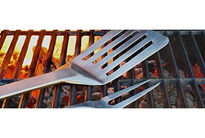 akcesoria do grilla ułożone na grillu