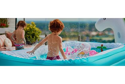 dzieci bawiące się w basenie dmuchanym ogrodowym