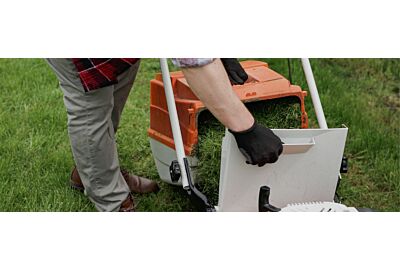 Skoszona trawa w taczce