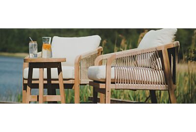 meble ogrodowe z drewna stół i krzesła ustawione