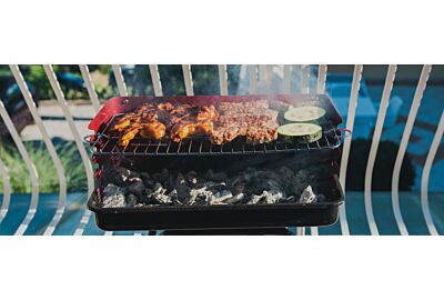 mały grill ustawiony na balkonie w bloku