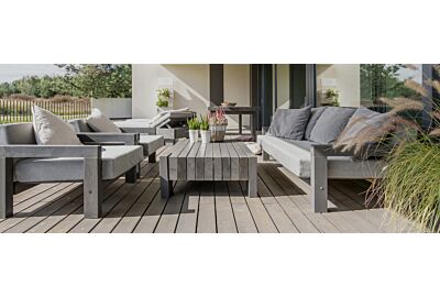 nowoczesny dom z pięknym drewnianym tarasem