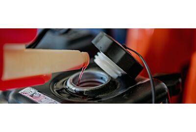 Jak wymienić olej w kosiarce?