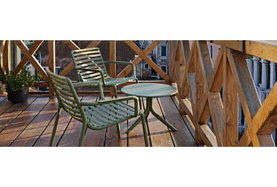 komplet mebli jadalniancyh, stół i składane krzesła ogrodowe u stawione na tarasie w oddali widać basen