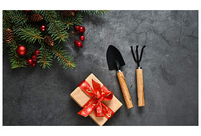 kobieta siedząca na tarasie z prezentami pod choinkę kupionymi na Black Friday