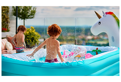 dzieci bawiące się w basenie dmuchanym ogrodowym