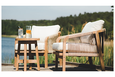 meble ogrodowe z drewna stół i krzesła ustawione