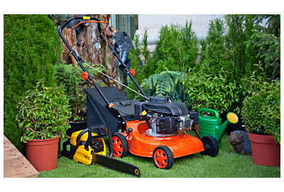 mężczyzna przycinający krzewy w ogrodzie nożycami elektrycznymi