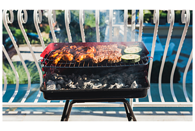 mały grill ustawiony na balkonie w bloku