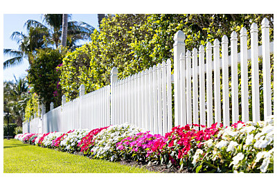 Jak efektywnie wykorzystać przestrzeń przy płocie w ogrodzie: Praktyczne porady i inspiracje