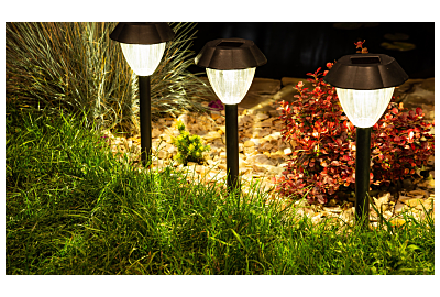 lampy solarne oświetlające chodnik w ogrodzie