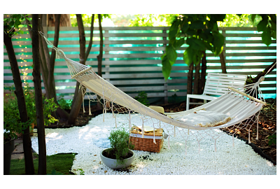 para odpoczywająca na leżakach ogrodowych w piękny słoneczny dzień