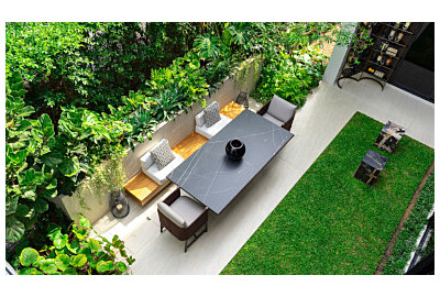 Ogród przy płocie a mała przestrzeń: Jak optymalnie wykorzystać każdy metr kwadratowy?