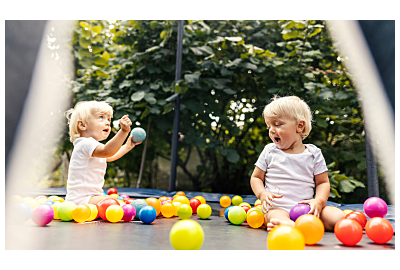 Zabawy i ćwiczenia na trampolinie ogrodowej 