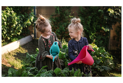 Dziecko w ogrodzie. Jak uprawiać grządki i czym zająć dziecko w ogrodzie?
