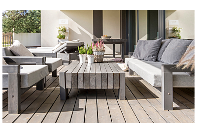 nowoczesny dom z pięknym drewnianym tarasem