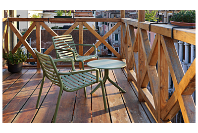 komplet mebli jadalniancyh, stół i składane krzesła ogrodowe u stawione na tarasie w oddali widać basen