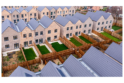 spotkanie przyjaciół na tarasie z obiadem na świezym powietrzu