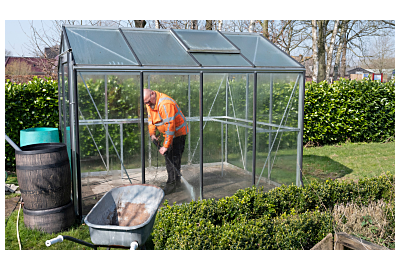 Posezonowe porządki w szklarni ogrodowej: co zrobić przed nadejściem zimy?