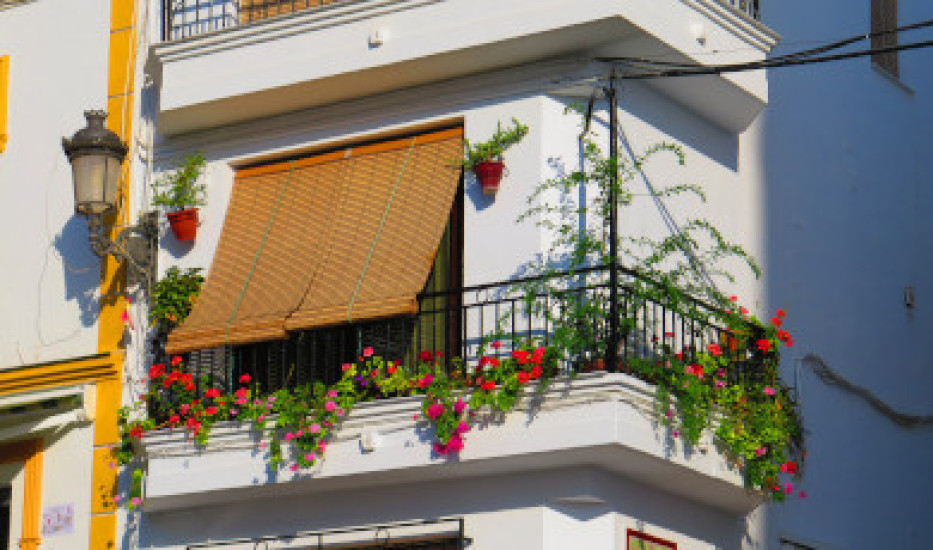 Czym osłonić balkon — praktyczne rozwiązania dla komfortu, prywatności i stylu