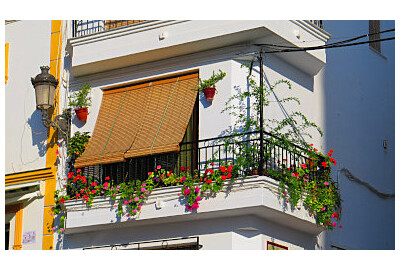 Czym osłonić balkon — praktyczne rozwiązania dla komfortu, prywatności i stylu