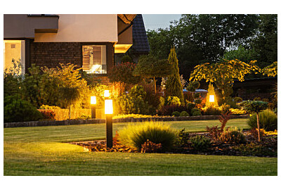 Oświetlenie ogrodowe LED i solarne – kompletny przewodnik, jak wybrać najlepsze rozwiązania do Twojego ogrodu