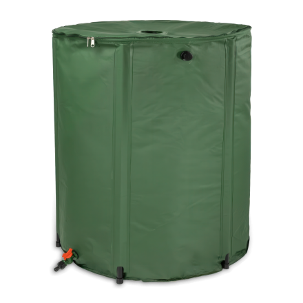 Zielony składany zbiornik na deszczówkę z zamkiem błyskawicznym na górze i kranikiem u dołu.