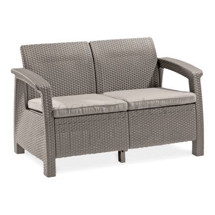 Sofa ogrodowa CORFU LOVE SEAT w kolorze beżowym, pokryta polipropylenem we wzorze imitującym naturalny rattan