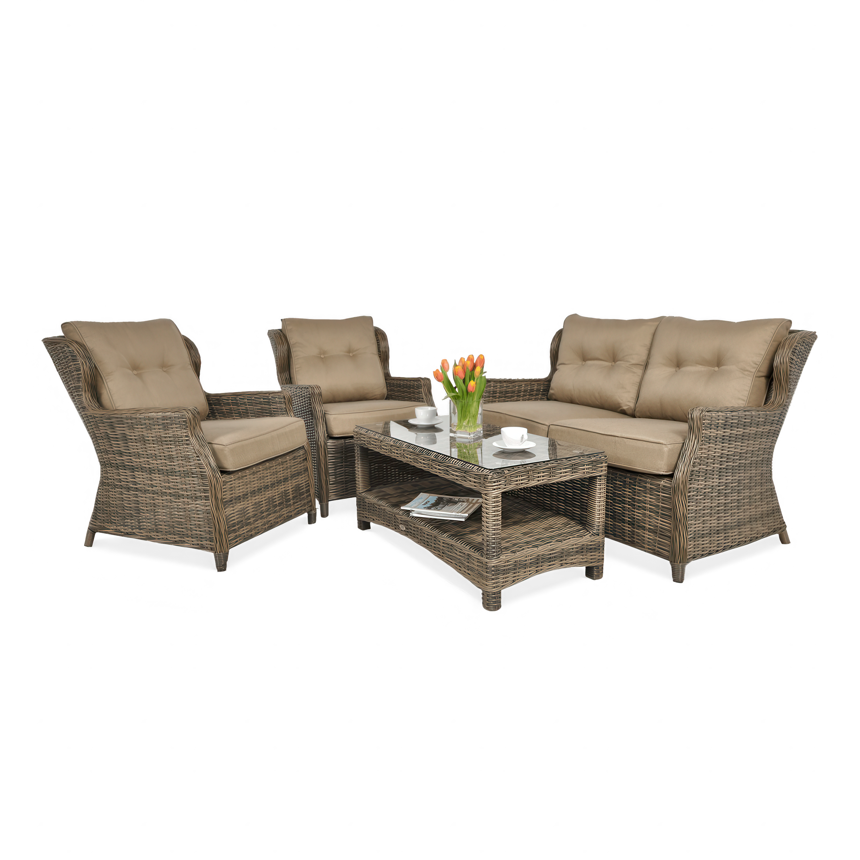 Zestaw mebli ogrodowych z technorattanu na białym tle. Składa się z dwuosobowej sofy, dwóch foteli i stolika kawowego ze szklanym blatem. Wszystkie meble mają beżowe, wygodne poduszki.