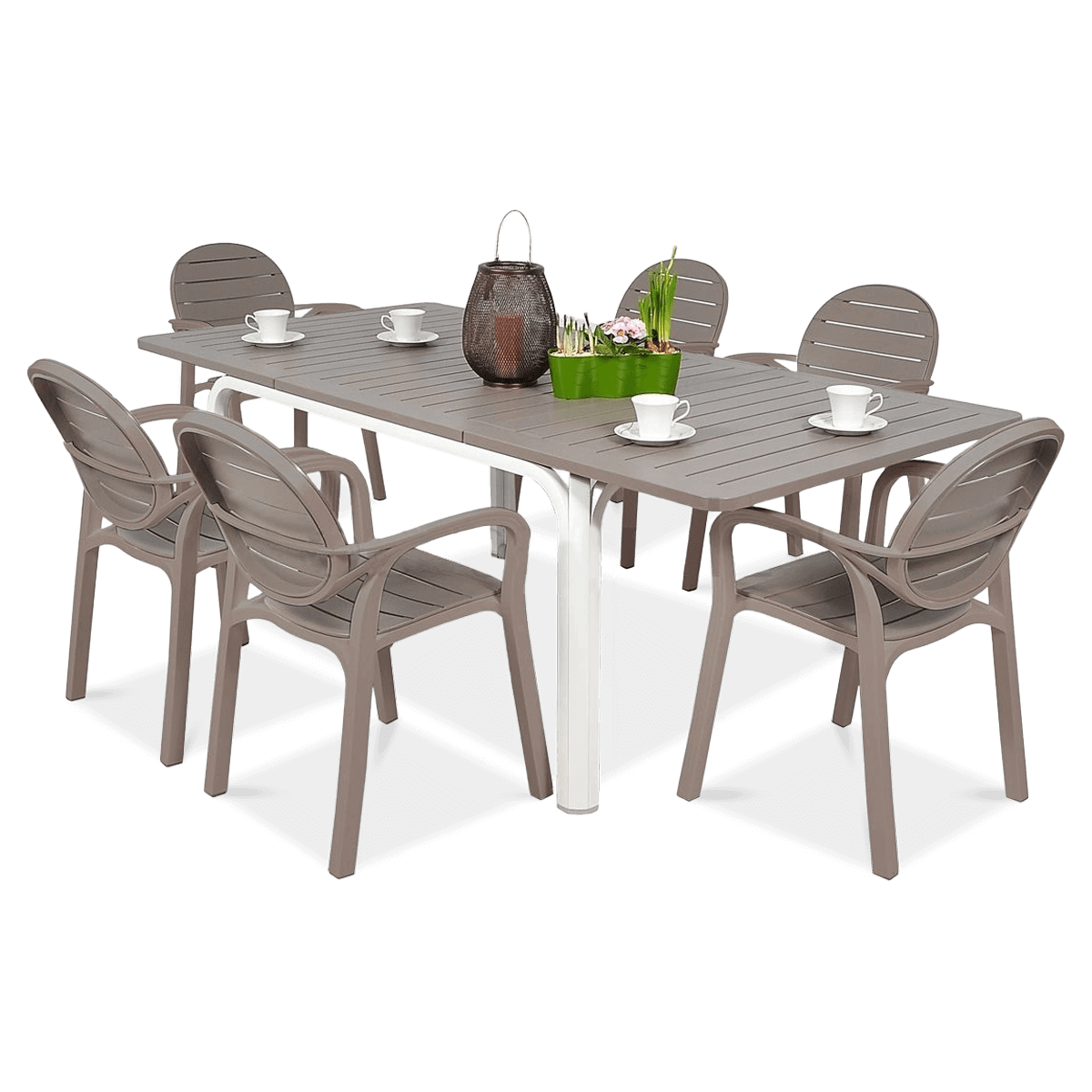 Zestaw mebli ogrodowych, składający się z prostokątnego stołu z blatem w kolorze taupe i białymi nogami oraz sześciu krzeseł w kolorze taupe z pionowym wzorem na oparciach. Na stole stoją filiżanki, lampion i doniczka z kwiatami.