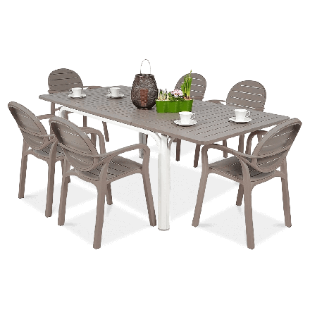 Zestaw mebli ogrodowych, składający się z prostokątnego stołu z blatem w kolorze taupe i białymi nogami oraz sześciu krzeseł w kolorze taupe z pionowym wzorem na oparciach. Na stole stoją filiżanki, lampion i doniczka z kwiatami.