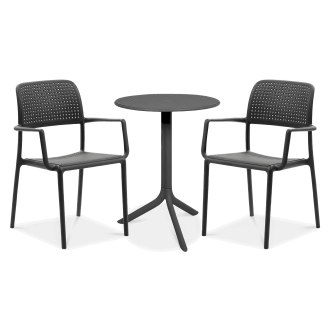Zestaw kawowy do ogrodu, składający się z okrągłego stołu i dwóch krzeseł z podłokietnikami, stojący na szarym tle. Wszystkie meble są w kolorze grafitowym, a ich blaty oraz oparcia i siedziska krzeseł mają ażurowy, perforowany wzór. To nowoczesne meble o