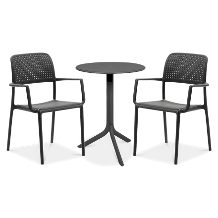 Zestaw kawowy do ogrodu, składający się z okrągłego stołu i dwóch krzeseł z podłokietnikami, stojący na szarym tle. Wszystkie meble są w kolorze grafitowym, a ich blaty oraz oparcia i siedziska krzeseł mają ażurowy, perforowany wzór. To nowoczesne meble o