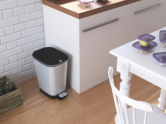 Biały kosz na śmieci z pedałem ustawiony w kuchni