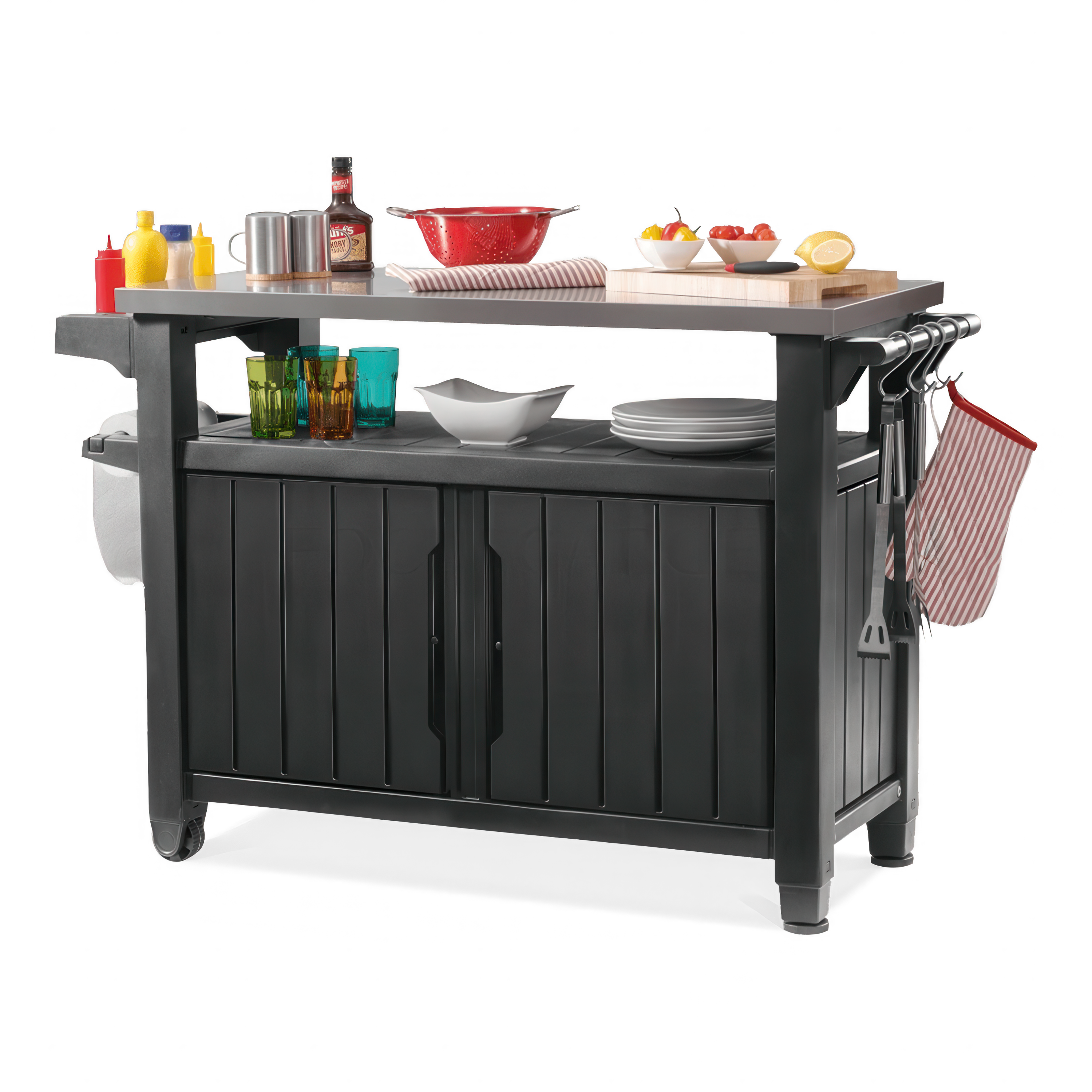 Czarna szafka ogrodowa keter unity xl 207 z blatem ze stali, na którym stoją napoje, warzywa i przyprawy. Obok widać grill kulisty, a całość ustawiona jest na tarasie w ogrodzie.