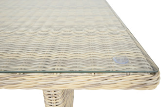 St&oacute;ł TRIVENTO DINING 3 Beige z technorattanu i szklanym blatem z bliska