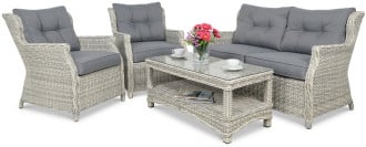 Zestaw ogrodowy z technorattanu TRIVENTO 2 White Grey, składający się z dw&oacute;ch foteli, sofy i stolika z szybą. Meble mają szare poduszki i elegancką strukturę imitującą naturalny rattan.
